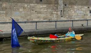 Marc, el hombre de Namur que limpia los ríos a bordo de su kayak