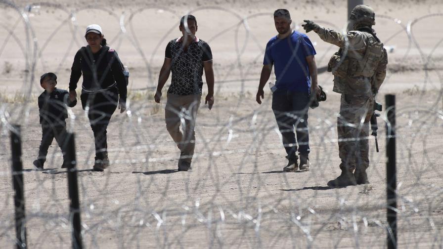 Migrantes desafían filosa alambrada instalada en frontera norte para pedir asilo en EEUU