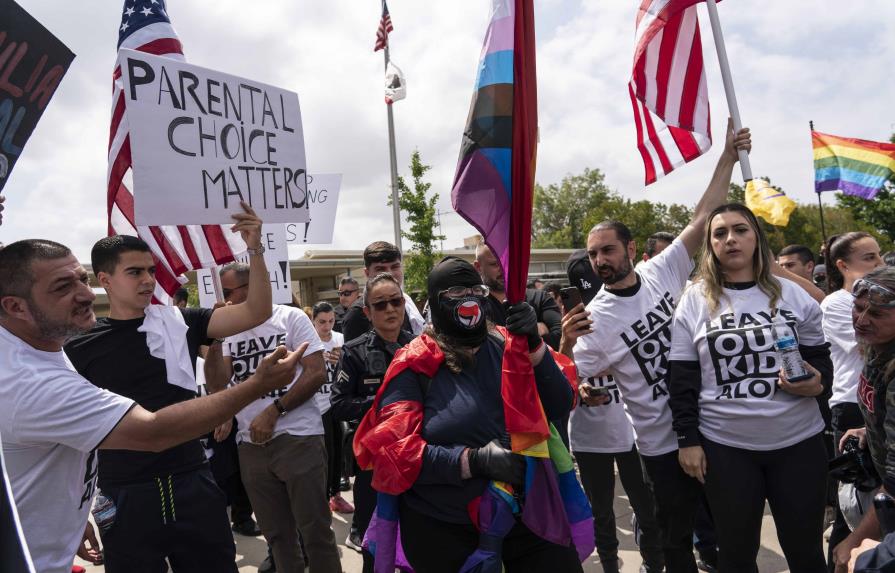 Protestan fuera de primaria en California contra asamblea sobre Orgullo LGBT
