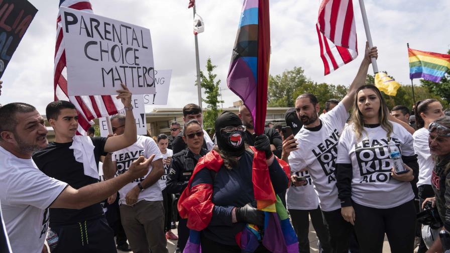 Protestan fuera de primaria en California contra asamblea sobre Orgullo LGBT