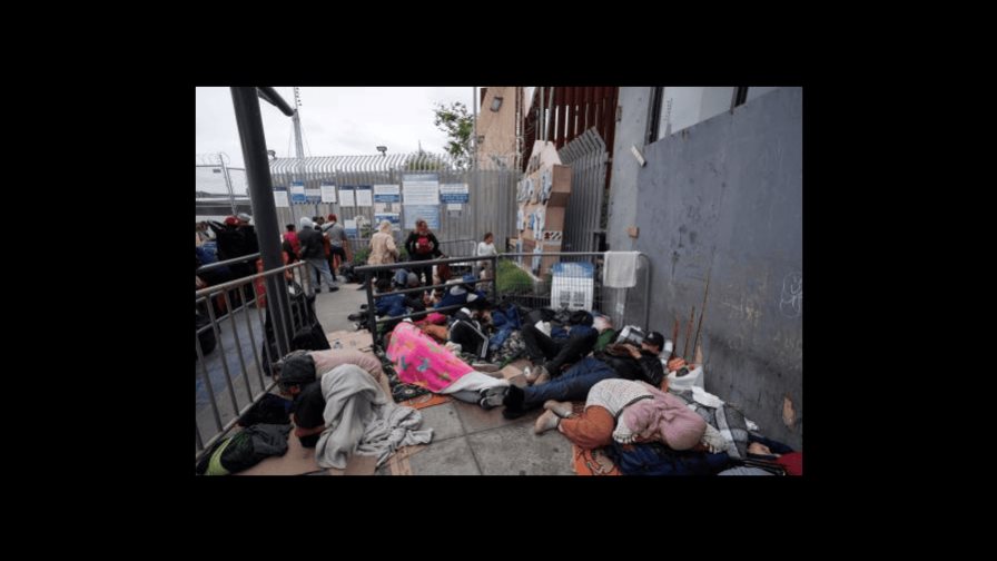 California investiga la llegada de 16 migrantes en un avión privado desde Texas