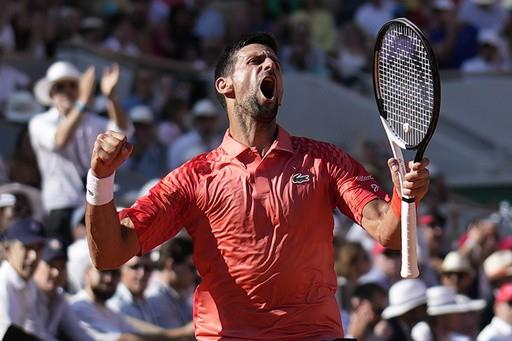 A Djokovic no le afectan los abucheos y avanza a la cuarta ronda en Roland Garros