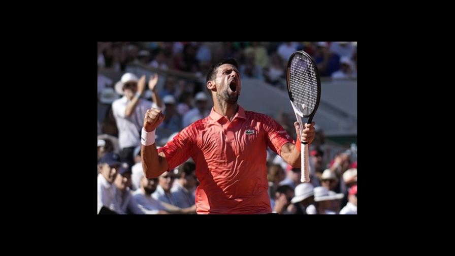 A Djokovic no le afectan los abucheos y avanza a la cuarta ronda en Roland Garros