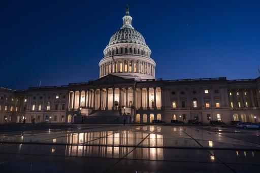 Senado de EEUU aprueba iniciativa para elevar tope de deuda
