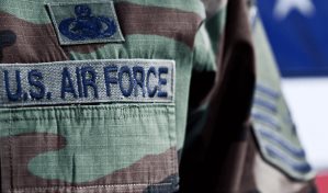 Oficial retirado de EE.UU. condenado a tres años de cárcel por mantener documentos clasificados