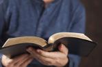 Vetan la Biblia en varias escuelas de Utah por su contenido pornográfico