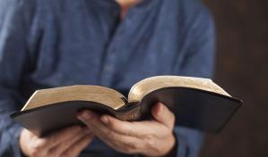 Vetan la Biblia en varias escuelas de Utah por su contenido pornográfico