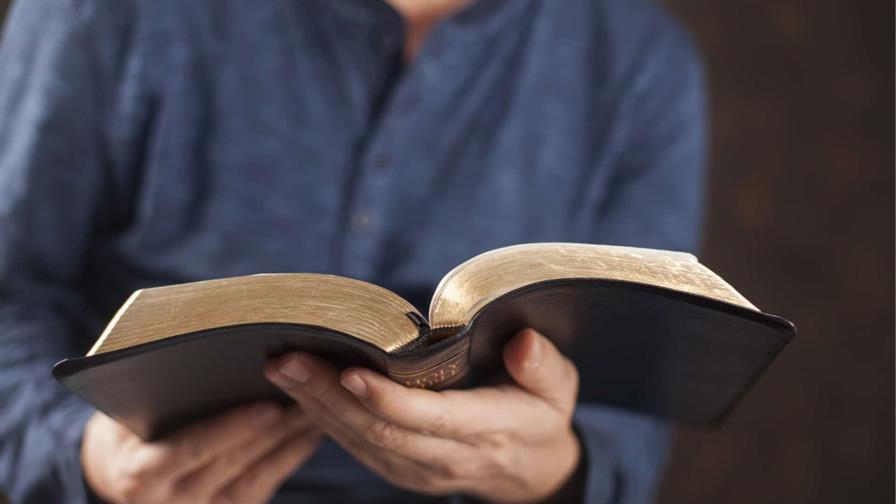 Vetan la Biblia en varias escuelas de Utah por su contenido pornográfico