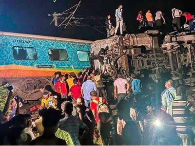 Al menos 50 muertos y 600 heridos accidente trenes en India
