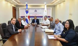 Autoridades crean 200 plazas para médicos pasantes e incentivos para los que trabajan en zonas alejadas