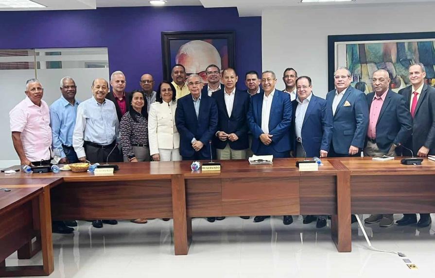 Danilo Medina evalúa situación del PLD en La Vega