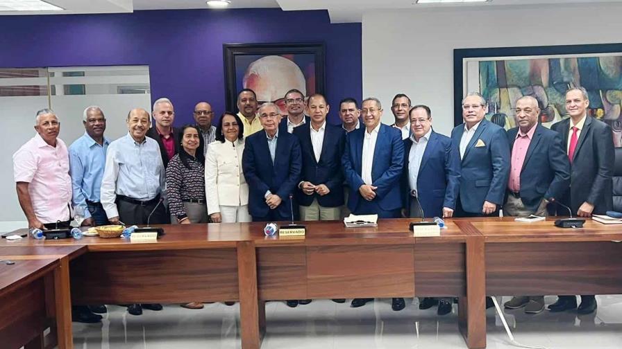 Danilo Medina evalúa situación del PLD en La Vega