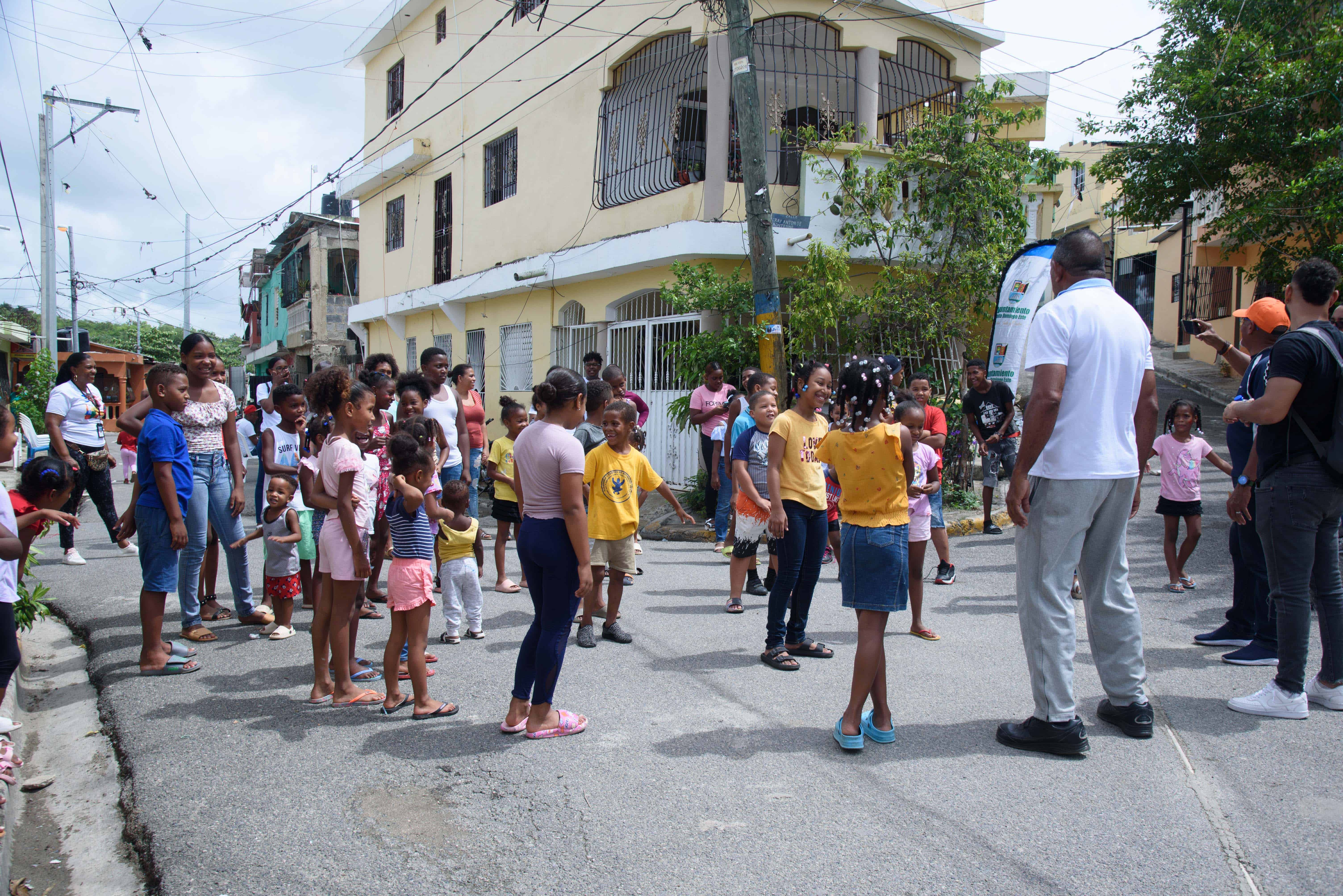 Baile cultural en el barrio Santo Tomás de Aquino.  