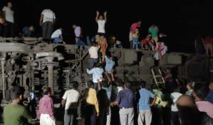 Al menos 233 muertos y 900 heridos en un choque entre trenes en el este de India