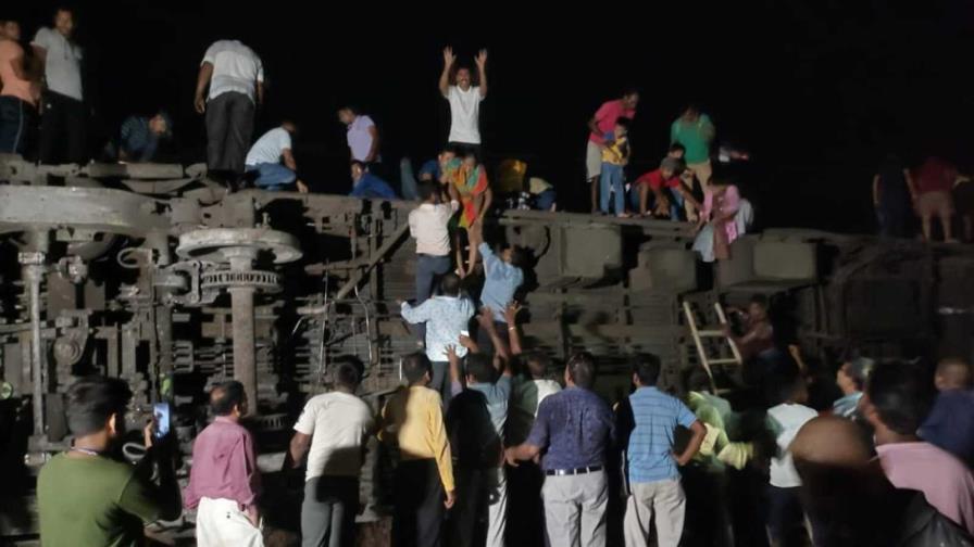 Al menos 233 muertos y 900 heridos en un choque entre trenes en el este de India