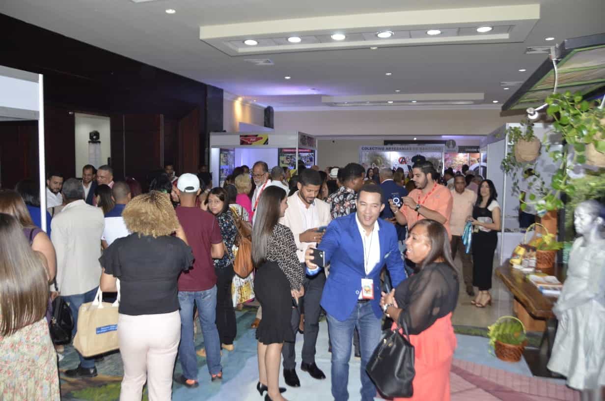Asistentes a la inauguración de Expoturismo 2023 en Santiago.