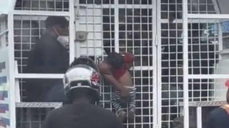 VIDEO | Trasladan bebé agarrado de las verjas de camión de Migración durante redada en Santo Domingo Este