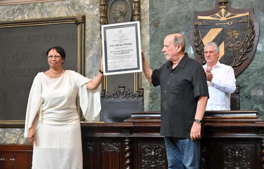 Silvio Rodríguez recibe el título de doctor honoris causa de la Universidad de La Habana
