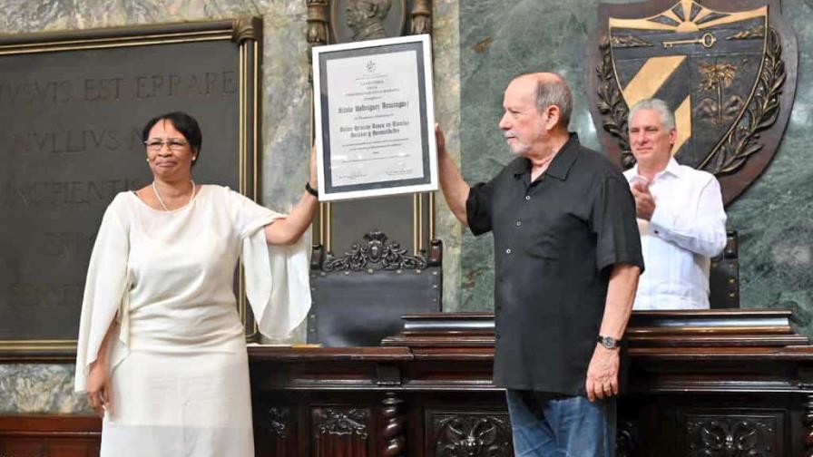 Silvio Rodríguez recibe el título de doctor honoris causa de la Universidad de La Habana