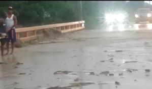 ¡Provincias del sur bajo alerta! Comunidades de Azua y Bahoruco incomunicadas tras crecida de ríos y cañadas