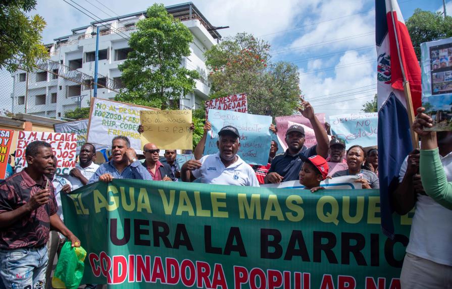 Organizaciones medioambientales marchan frente al Palacio en rechazo a privatizar el agua