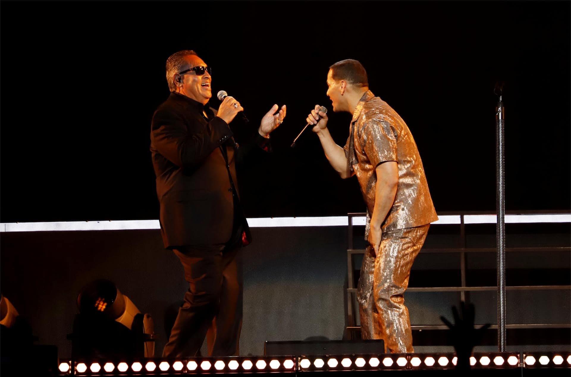 El salsero puertorriqueño Víctor Manuelle se presenta junto a Tito Nieves (i) durante la celebración de sus 30 años de trayectoria, hoy, en el Coliseo Jose Miguel Agrelot, en San Juan (Puerto Rico).