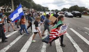 Manifestantes latinos protestan en Tampa contra ley de inmigraci&oacute;n de Florida