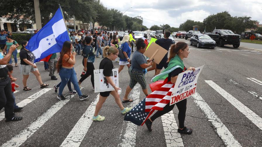 Manifestantes latinos protestan en Tampa contra ley de inmigración de Florida