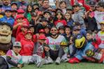 El dominicano Fernando Tatis Jr imparte clínica a niños beisbolistas en Tijuana