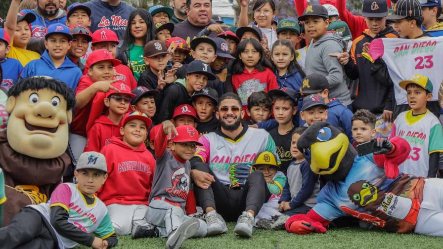 El dominicano Fernando Tatis Jr imparte clínica a niños beisbolistas en Tijuana