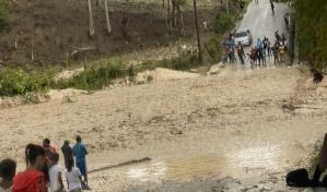 Cientos de casas afectadas y pueblos aislados en el sur por crecidas de ríos y deslizamientos de tierra