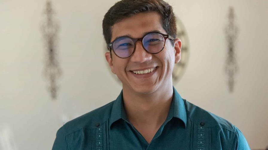 Orlando Mondragón, el médico que conecta la vida y la muerte desde la poesía Orlando Mondragón, el médico que conecta la vida y la muerte desde la poesía
