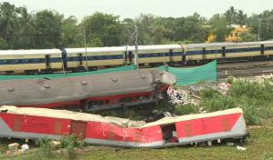 El servicio de trenes se reanuda en India 51 horas después de mortífero accidente