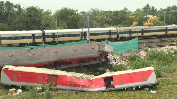 El servicio de trenes se reanuda en India 51 horas después de mortífero accidente