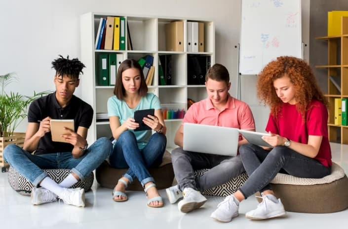 ¿Cómo se relacionan los adolescentes con las nuevas tecnologías?