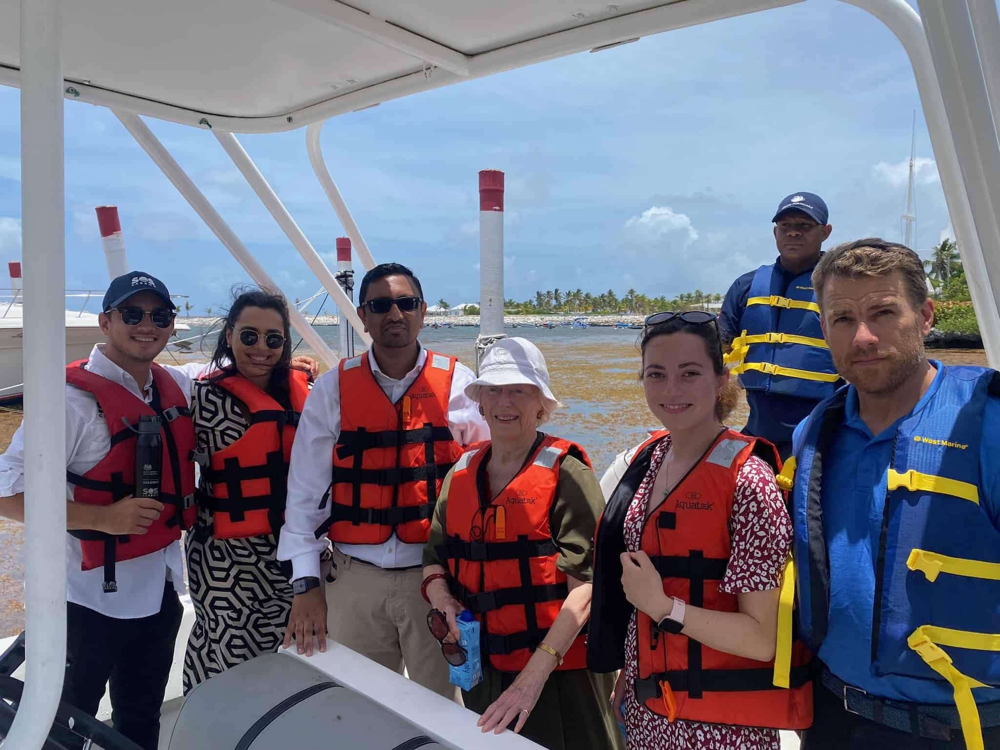 Recorrido de la baronesa Gloria Hopper por una playa de Punta Cana, donde supervisó los trabajos de la empresa recolectora SOS Carbon.