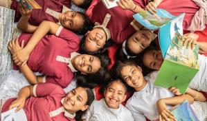 Crecimiento económico acelerado en un planeta finito