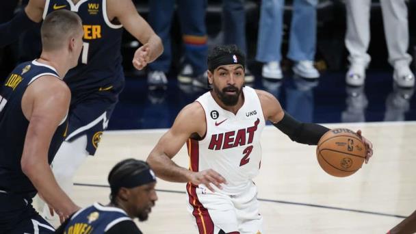 Heat iguala la serie 1-1 al vencer a Nuggets 111-108 en la final de la NBA