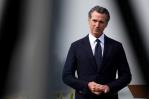 Gobernador de California sugiere que envío de migrantes califica como secuestro