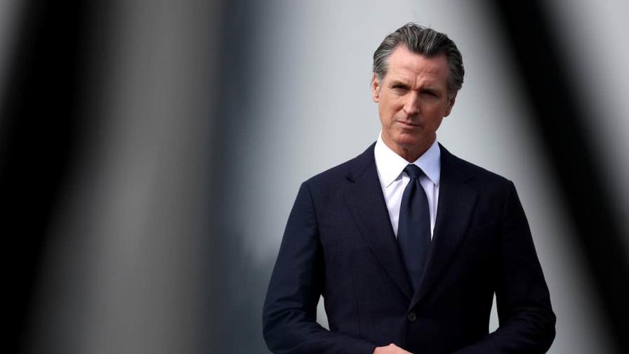 Gobernador de California sugiere que envío de migrantes califica como secuestro