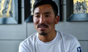 Un guía nepalí salva a un montañista en la zona de la muerte del Everest