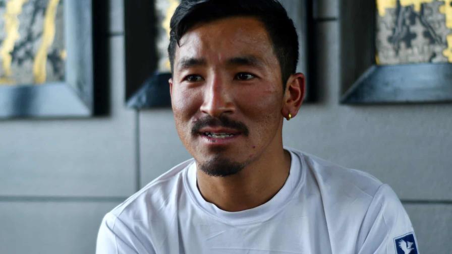 Un guía nepalí salva a un montañista en la zona de la muerte del Everest