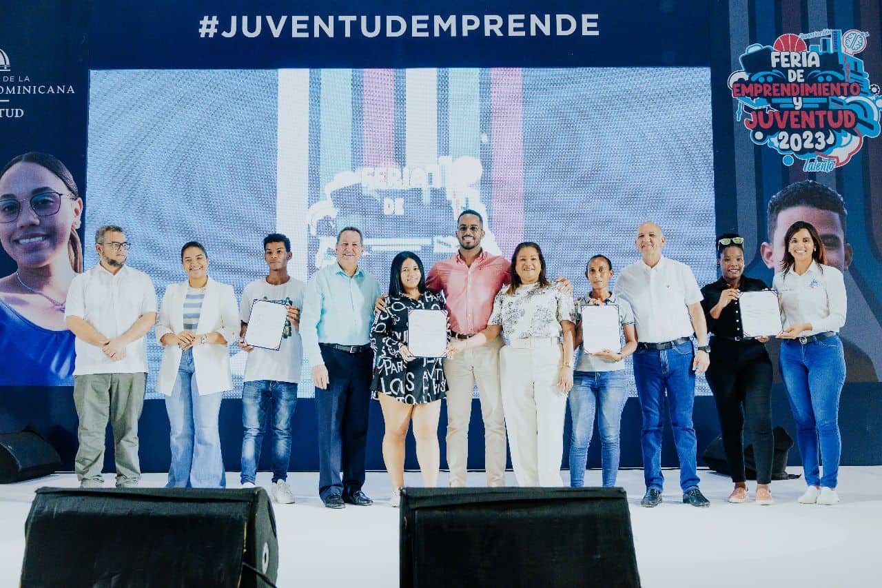 Ministro de la Juventud junto a jóvenes. 