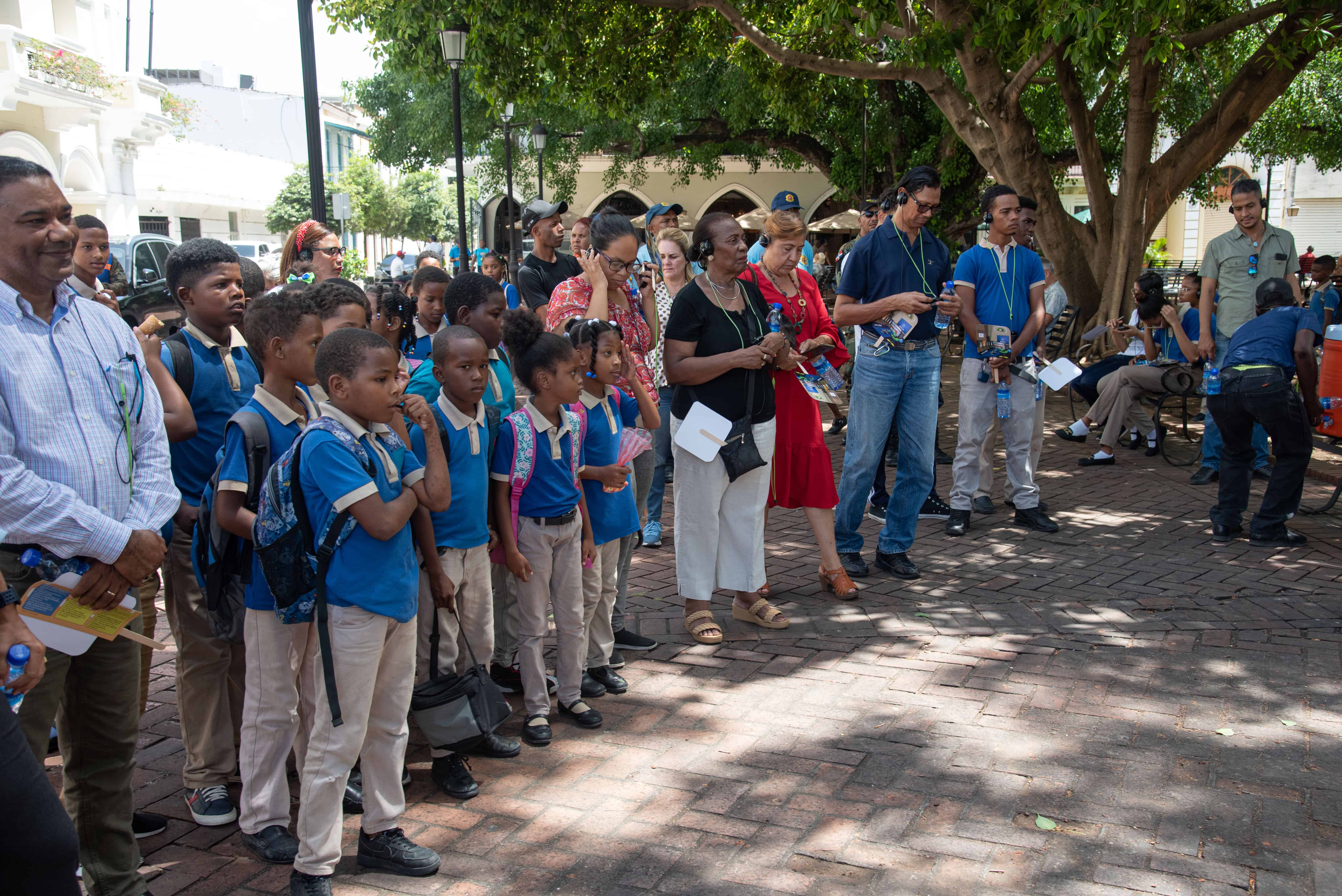 Algunos estudiantes escucharon la explicación del proyecto de reciclaje.