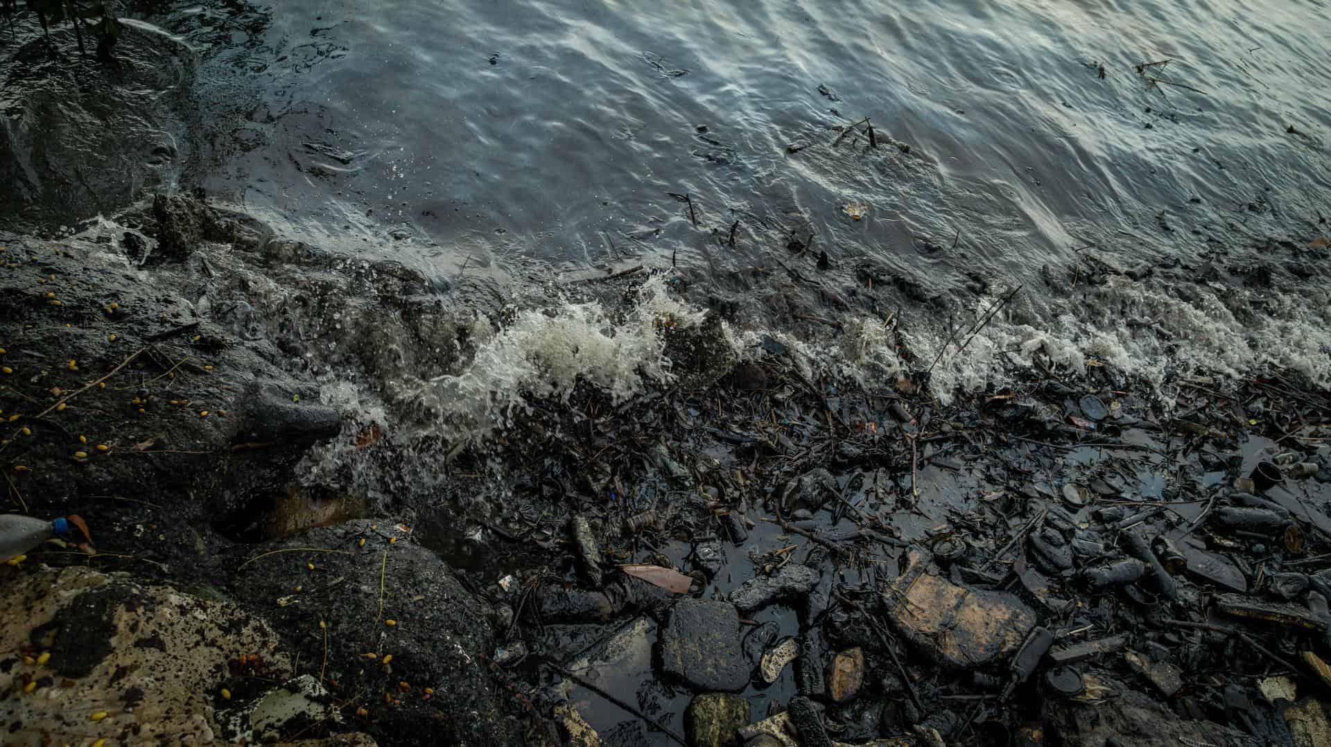 Fotografía de una mancha de petroleo sobre el lago de Maracaibo, (Venezuela). La organización ambientalista Mapache Ecoaventura alertó este lunes sobre una mancha kilométrica de petróleo en el Lago de Maracaibo, el más grande de Venezuela, que está afectando, una vez más, a la vida marina en el estado Zulia (oeste, fronterizo con Colombia).