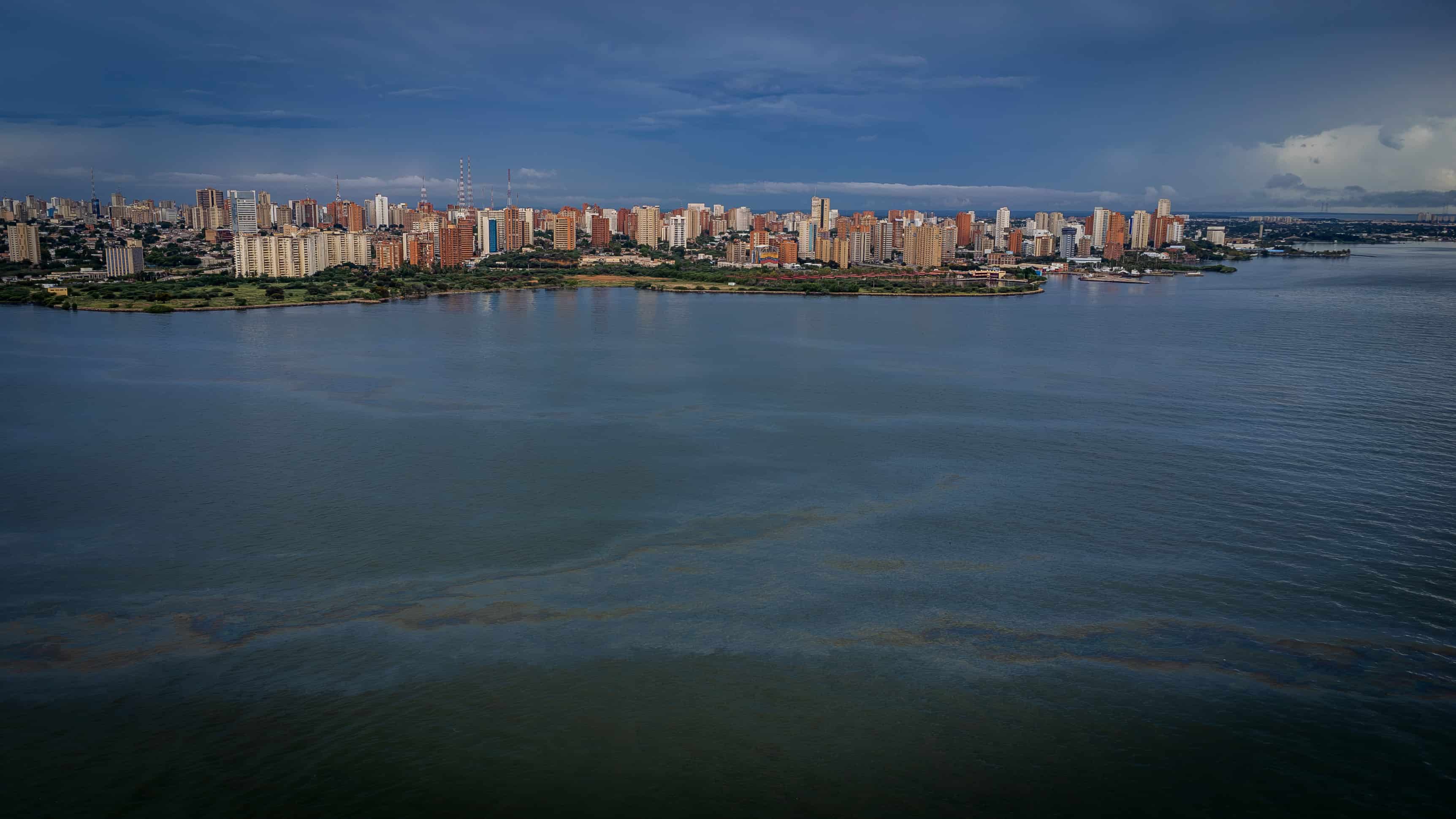 Fotografía aérea de una mancha de petroleo sobre el lago de Maracaibo, (Venezuela). La organización ambientalista Mapache Ecoaventura alertó este lunes sobre una mancha kilométrica de petróleo en el Lago de Maracaibo, el más grande de Venezuela, que está afectando, una vez más, a la vida marina en el estado Zulia (oeste, fronterizo con Colombia).