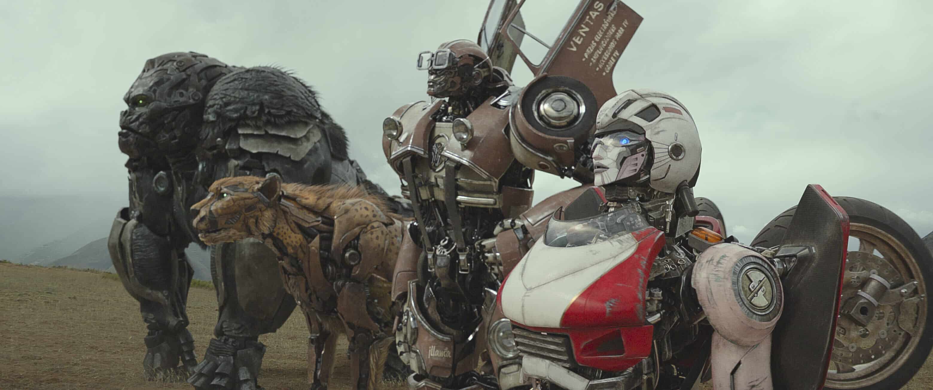 Esta imagen proporcionada por Paramount Pictures muestra Optimus Primal, Cheetor, Wheeljack y Arcee en una escena de Transformers: Rise of the Beasts.