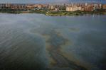 Ambientalistas alertan por una mancha kilométrica de petróleo en el mayor lago de Venezuela Ambientalistas alertan por una mancha kilométrica de petróleo en el mayor lago de Venezuela