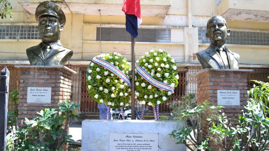 En recuerdo de los héroes caídos el 4 de junio de 1961