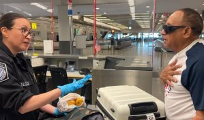 Multan a un dominicano con 300 dólares por llevar mangos a Estados Unidos